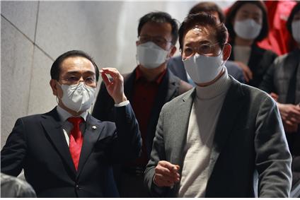성중기 서울시의원, 압구정역 6번 출구에 승강편의시설·캐노피 설치 완료