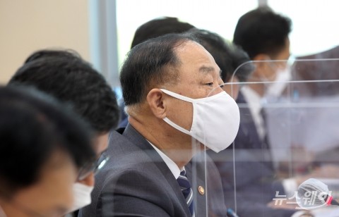 홍남기 “유산취득세 도입하면 세수 줄어···조세중립 어려워”