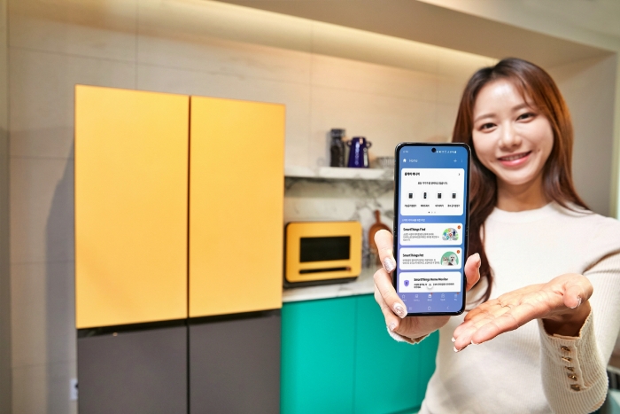 삼성전자 모델이 2021년형 ‘홈케어 매니저’ 앱 서비스를 소개하고 있다. 사진=삼성전자 제공
