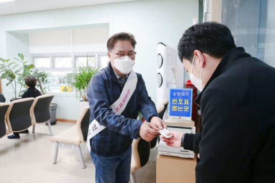 21일 김정식 인천 미추홀구청장(왼쪽)이 건강보험공단 남부지사에서 일일 명예 지사장직으로 방문자를 맞이하고 있다.