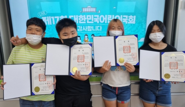 완도 화응초 학생들이 발의한 언어관련 교사의 투명 마스크 착용 의무화 법률안이 제17회 대한민국 어린이 국회에서 금상을 수상했다.