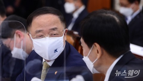 홍남기 “경제회복 속도 일부 조정···10월부터 내수서 모멘텀”