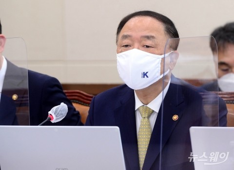 홍남기 “일본 수출규제가 ‘백신’됐다···공급망 문제 만전”