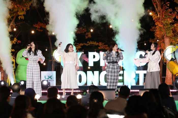 지난 20일 전북 전주시 LX한국국토정보공사 본사 앞뜰에서 열린 ‘LX 피크닉 콘서트’에서 가수 빅마마가 멋진 무대를 펼치고 있다.