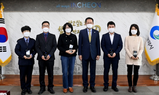 박남춘 인천시장(왼쪽 세 번째)이 25일 시청 접견실에서 열린 제15회 자랑스러운 공무원상 시상식에서 수상자들과 기념촬영을 하고 있다.