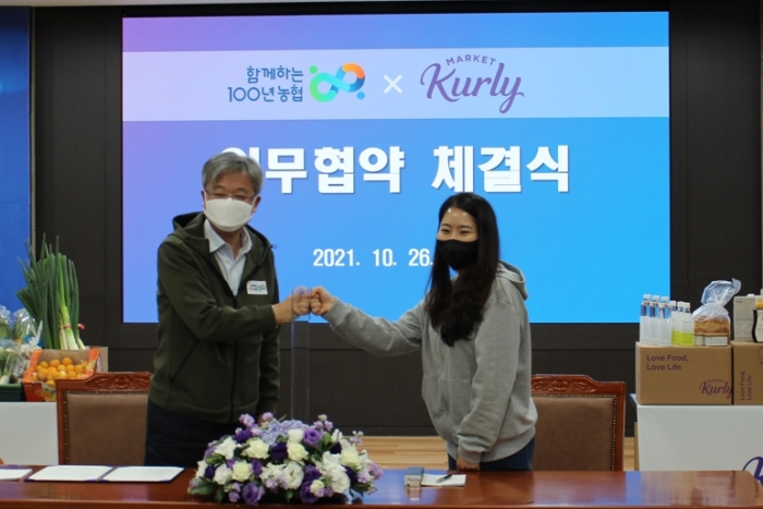 컬리와 농협경제지주가 26일 농협중앙회 본관에서 농축산물 판로확대를 위한 업무 협약을 체결했다. 협약식에는 김슬아 컬리 대표(오른쪽), 이성희 농협중앙회 회장(완쪽) 등이 참석했다. 사진=컬리 제공