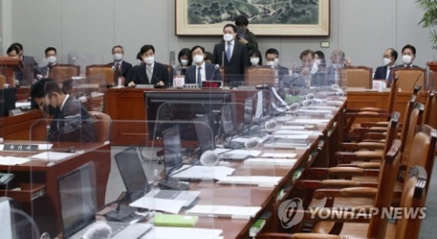 국회 운영위 파행···‘대장동 특검’ 마스크로 여야 충돌