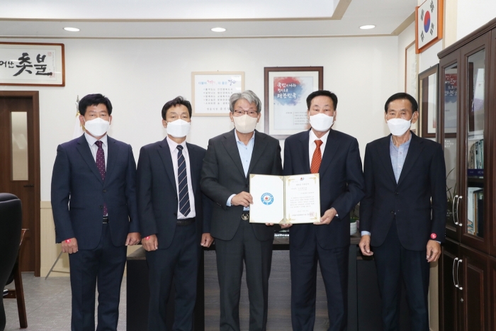 전주개인택시 정읍향우회 김영철 회장이 정읍시민장학재단 유진섭 이사장에게 장학금을 전달하고 있다.