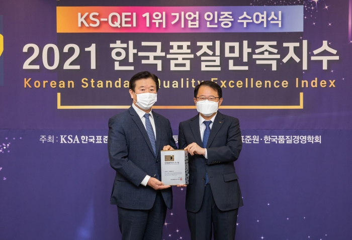 김경수 에몬스가구 회장(왼쪽)이 강명수 한국표준협회 회장으로부터 인증패를 수여받고 있다. 사진=에몬스가구 제공