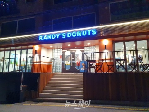 굽네 홍경호 회장 프리미엄 도넛 인기에 함박웃음