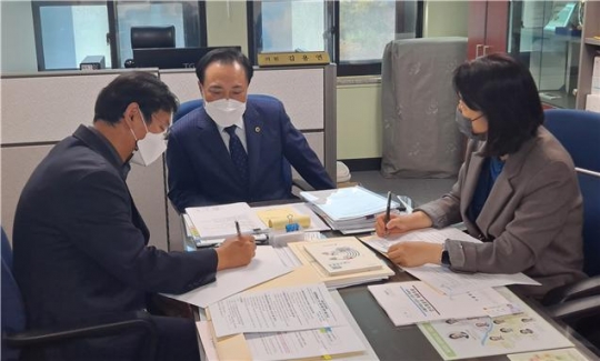 27일 김용현 시의원(가운데)이 서울시교육청 중등교육과로부터 사립학교 신규 교원 채용과 관련해 보고를 받고 있다.