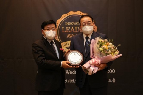 장상기 서울시의원(오른쪽)이 ‘2021 혁신 리더 대상’ 지자체 의정 부문 대상을 수상하고 기념촬영을 하고 있다.