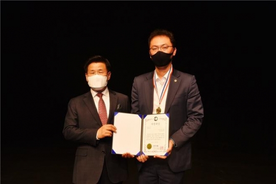 28일 양민규 서울시의원(오른쪽)이 ‘광역의원 부문 의정대상’을 수상하고 기념촬영을 하고 있다.
