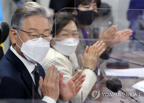 이재명 더불어민주당 대선 후보가 29일 국회에서 열린 단계적 일상 회복 점검 간담회에서 참석자들과 함께 손뼉을 치고 있다. 사진/ 국회사진기자단