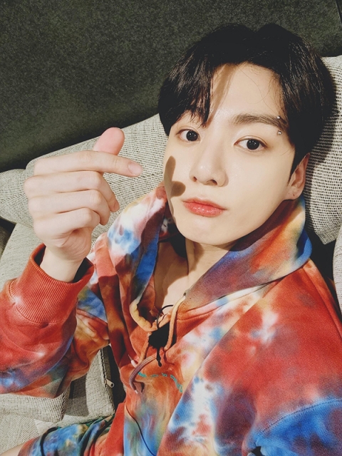 방탄소년단(BTS) 정국, ‘Falling’ 커버 공개...전세계 인기 동영상 1위
