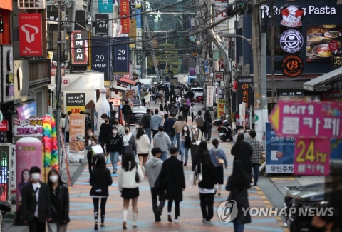 일상회복 첫발···오늘부터 10∼12명 모임·다중시설 24시간 영업