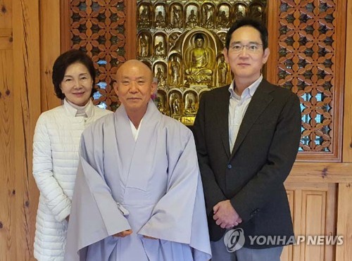 홍라희, 해인사에 ‘디지털 반야심경’ 선물···“메타버스 시대 곧 올 것”