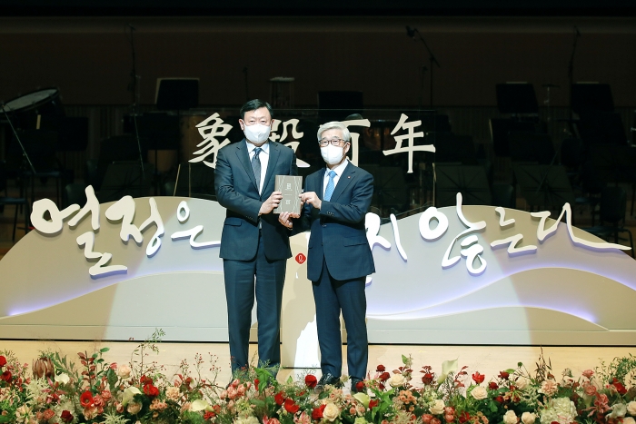 3일 신동빈 롯데 회장이 송용덕 롯데지주 대표이사 부회장으로부터 창업주 회고록을 헌정받고있다. 사진=롯데그룹 제공