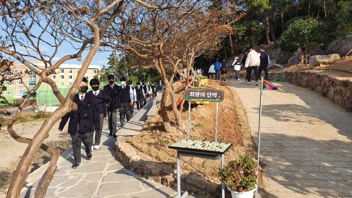 신안도초고 학생들이 지난 3일 92주년 학생독립운동 기념일을 맞아 평화의 소녀상 제막식이 열린 희망의 언덕을 걷고 있다.