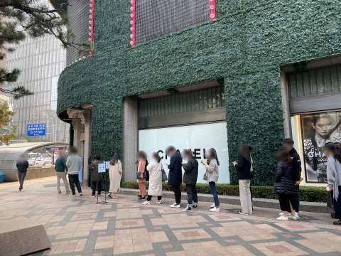 “샤넬백 1000만원도 아깝지 않아”···가격 치솟아도 식지 않는 오픈런