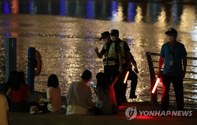 서울시, 8일부터 한강공원 야간 음주 허용···“방역 수칙 지켜야”