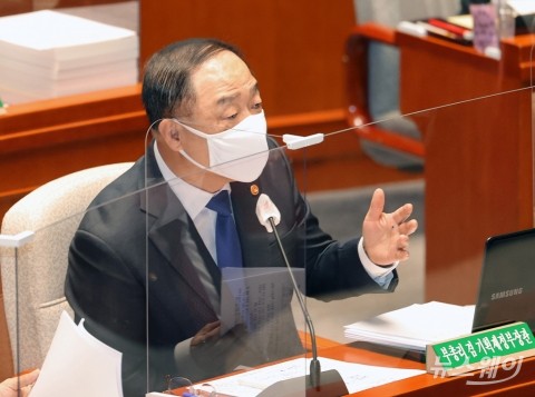 머리는 숙였지만···방역지원금 반대 고수하는 홍남기