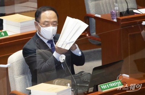 홍남기 “내달 공실임대 활용한 전세형 임대 4000호 추가공급”