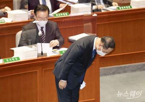 ‘지원금·코인과세’ 압박에 해체론까지···고달픈 기재부