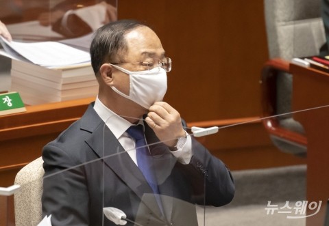 홍남기 “코로나 전 고용 99.9% 회복···청년 고용률 7년만에 최고”