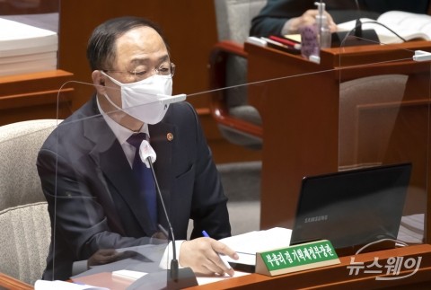 홍남기 “내년 6월까지 승용차 개별소비세 인하 6개월 연장”