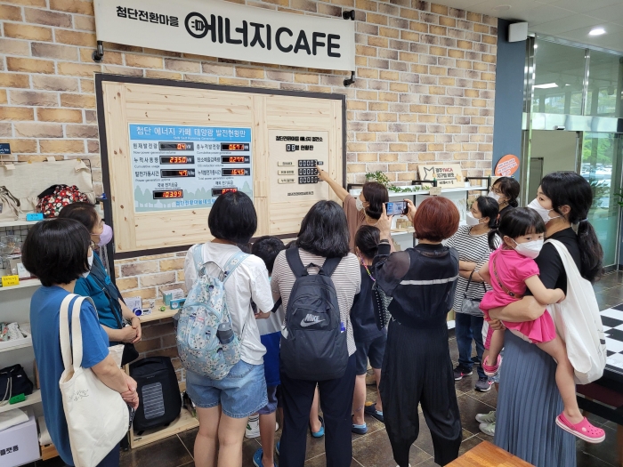 광산구청소년수련관 내에 들어선 첨단전환마을 에너지카페에서 주민들이 카페 옥상에 설치된 태양광 발전현황과 에너지 절약에 참여한 세대 등에 대한 설명을 듣고 있다./광주광역시 제공