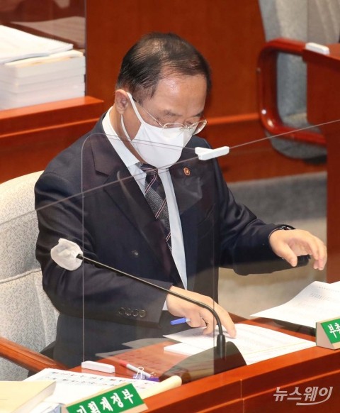 가상자산 과세 유예하자는 국회···홍남기 “강요하는 건 맞지 않아”