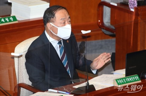 홍남기 “조선업 특별고용지원업종·고용위기지역 연장 오후 발표”
