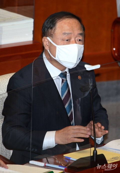홍남기 “주요지표 견조한 성장세···‘위기에 강한 한국경제’ 입증”