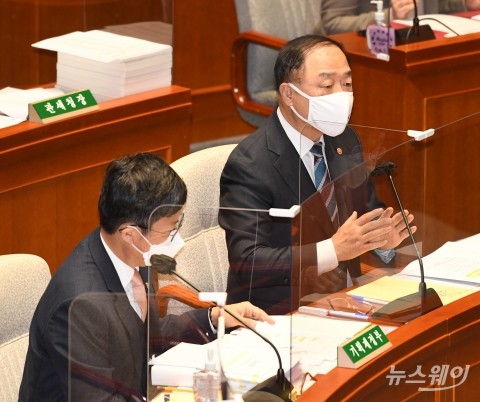 홍남기 “초과세수 10조대···납세유예, 요건 맞는것만 가능”