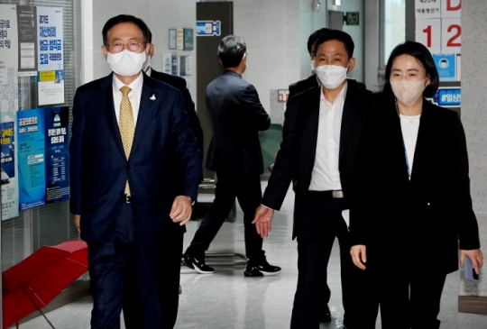 박남춘 인천시장이 9일 2022년 국비확보를 위해 서울 여의도 국회를 방문하고 있다.