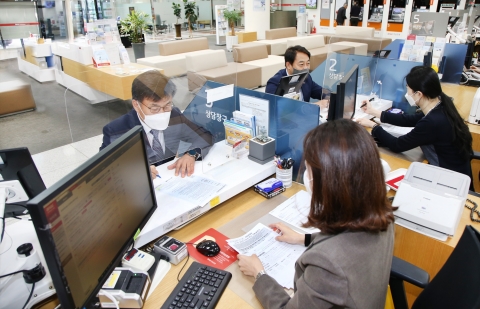 최홍영 BNK경남은행장, ‘BNK든든한TDF’ 가입