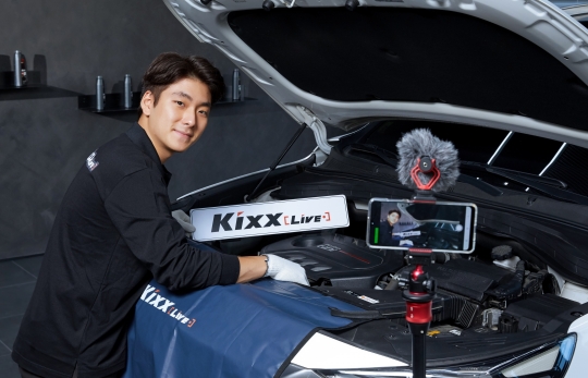 GS칼텍스의 커뮤니케이션 채널 ‘킥스 라이브(Kixx Live)’ 실시간 방송을 통해 차량 정비사가 엔진오일 교환 과정을 보여주고 있다. 사진=GS칼텍스