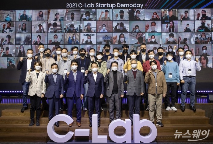 10일 삼성전자 서울R&D캠퍼스에서 열린 C랩 스타트업 데모데이에 참석한 스타트업과 관계자들이 기념 촬영을 하고 있다. 첫번째줄 왼쪽 두번째부터 대구창조경제혁신센터 이재일 센터장, 삼성전자 삼성리서치 승현준 소장(사장), 삼성전자 경영지원실장 최윤호 사장, 코리아스타트업포럼 최성진 대표, 경북창조경제혁신센터 이경식 센터장. 사진=삼성전자 제공