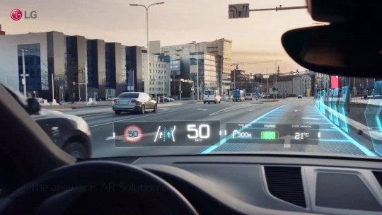 LG전자의 AR(Augmented Reality·증강현실) 소프트웨어 솔루션이 헤드업 디스플레이가 적용된 차량 전면 유리를 통해 주행 속도, 목적지까지의 경로 등을 그래픽 이미지로 보여주고 있다. 사진=LG전자