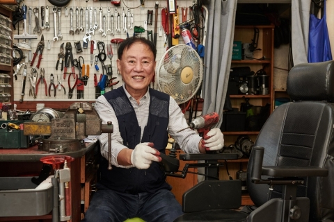 코오롱 오운문화재단, 장애인 휠체어 수리·기증 신동욱씨 우정선행상 대상