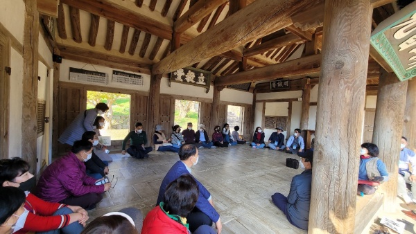 문화관광해설사들이 묵계서원 입교당에서 현장실습을 하고 있다(사진제공=경북문화관광공사)