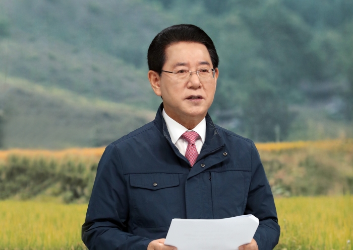 김영록 지사가 11일 도청 스튜디오에서 쌀값 하락 방지를 위해 2021년산 쌀 수확기 공급과잉 예상물량에 대한 시장격리 시행을 정부에 강력히 촉구하는 성명서를 발표하고 있다.