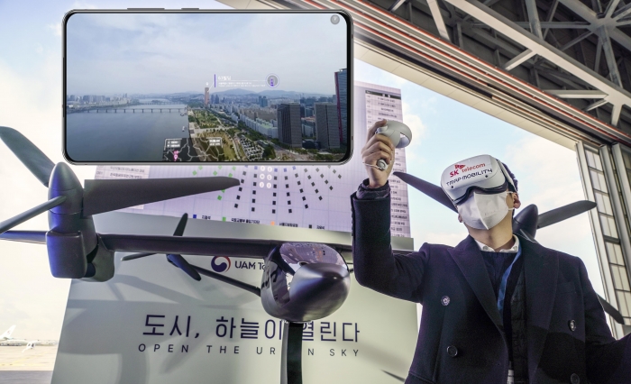 SKT 매니저가 VR기기를 착용하고 UAM 탑승 과정을 가상현실로 체험하는 모습. 사진=SKT