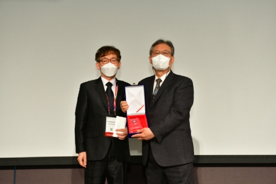 정태섭 교수(오른쪽)이 제26회 ICMRI에서 대한자기공명의과학회 대상을 수상하고 기념촬영을 하고 있다.