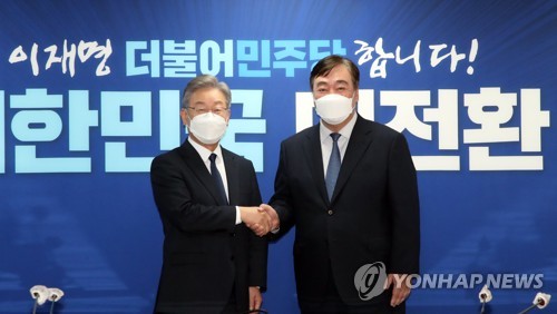 더불어민주당 이재명 대선 후보(왼쪽)가 11일 오후 서울 여의도 당사에서 싱하이밍 주한중국대사와 만나 악수하고 있다. 사진=연합뉴스 제공