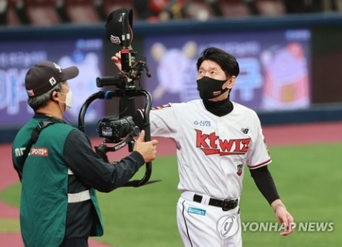 승장 이강철 kt 감독 “내일도 좋은 예감”