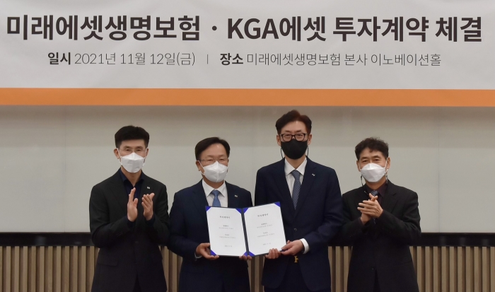 변재상 미래에셋생명 대표이사(왼쪽 두번째) , 김영민 KGA에셋 대표이사(왼쪽 세번째)가 지난 12일 지분투자를 위한 계약을 맺고 기념사진을 찍고 있다. 사진=미래에셋생명