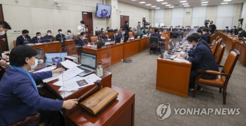‘방역 지원금’ 공방···여 “해야 할 조치” vs 야 “국민 반대, 명분 없어”