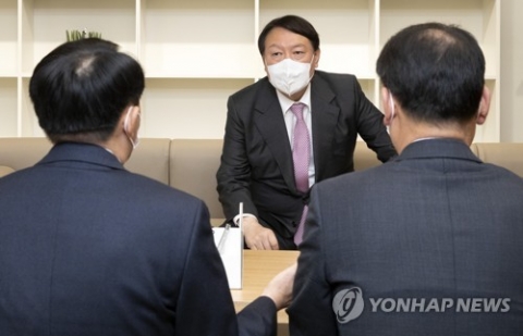 윤석열, 천안함 유족 만나 “북 도발에 의한 희생, 정부 태도 이해 안 돼”